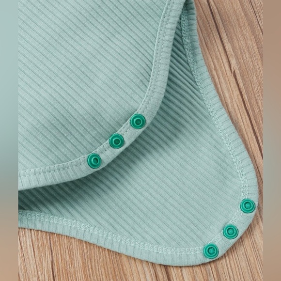 🧨NEW Baby Graphic Bodysuit & Floral, Ruffle Bloomers & headband. 6-9 mos - Picture 9 of 12